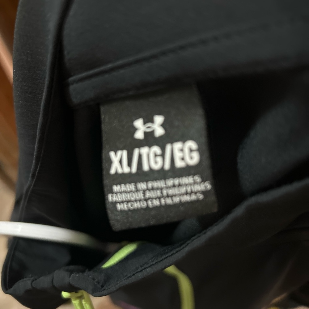 Under Armour Black Tracksuit Set with Graphic Accents - Picture 9 of 10